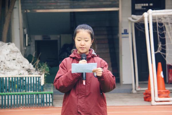 2.学生赵晏菱主持散学典礼 2.学生赵晏菱主持散学典礼